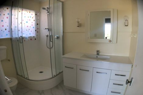 Photo of property in 61 Raleigh Road, Northcote, Auckland, 0627