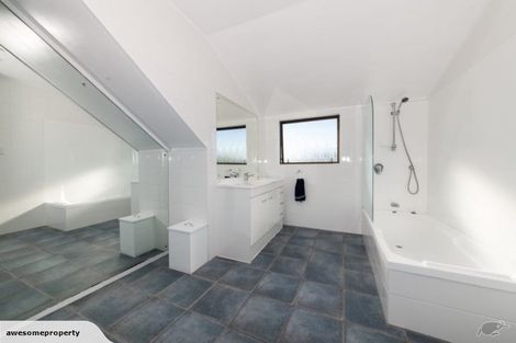 Photo of property in 92 Manhattan Heights, Glendene, Auckland, 0602