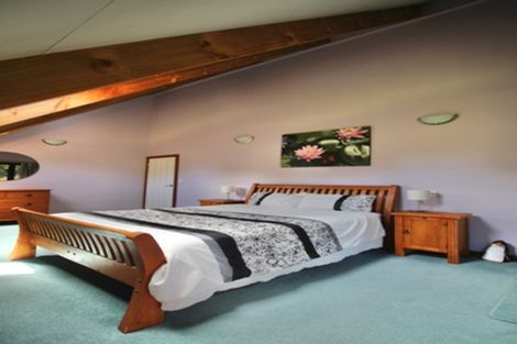 Photo of property in 2 Cascade Avenue, Waiatarua, Auckland, 0604