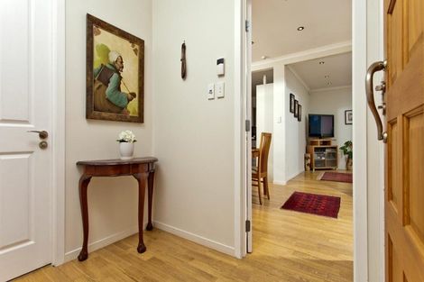 Photo of property in 212 East Coast Road, Forrest Hill, Auckland, 0620