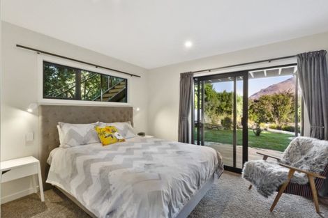 Photo of property in 34 Cedar Drive, Kelvin Heights, Queenstown, 9300
