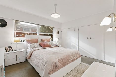 Photo of property in 24 Holdaway Avenue, Northcote, Auckland, 0627