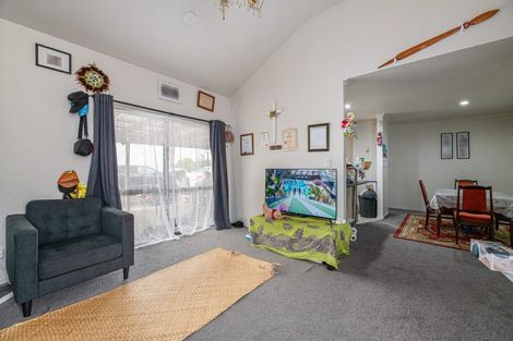 Photo of property in 74 Hetherington Road, Ranui, Auckland, 0612