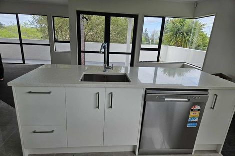 Photo of property in 58 Sunset Road, Unsworth Heights, Auckland, 0632