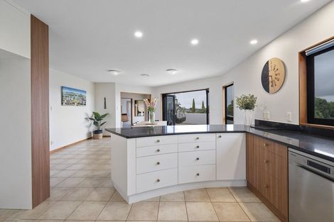 Photo of property in 33 Ruapehu Drive, Fitzherbert, Palmerston North, 4410