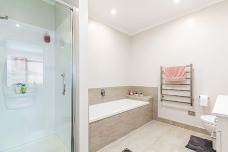 Photo of property in 12b Dida Park Drive, Kumeu, 0810