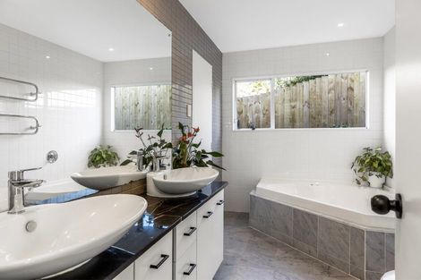 Photo of property in 2/81 Sylvan Avenue, Northcote, Auckland, 0627