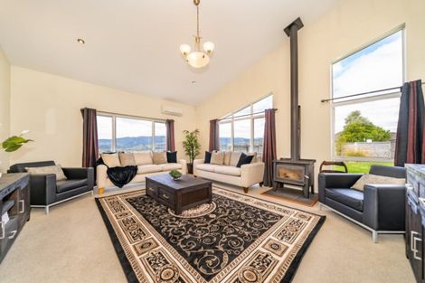Photo of property in 16 James Nairn Grove, Riverstone Terraces, Upper Hutt, 5018