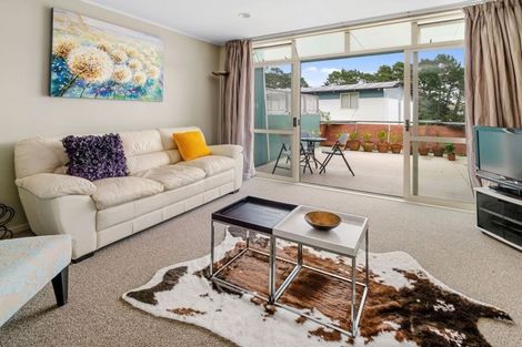 Photo of property in 2b/20 Ian Marwick Place, Birkenhead, Auckland, 0626