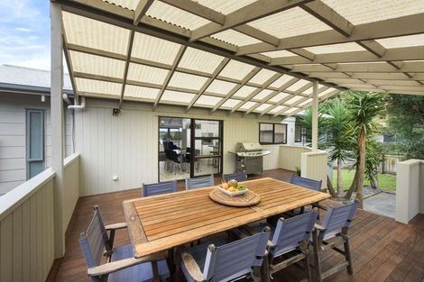 Photo of property in 14 Woodhouse Place, West Harbour, Auckland, 0618