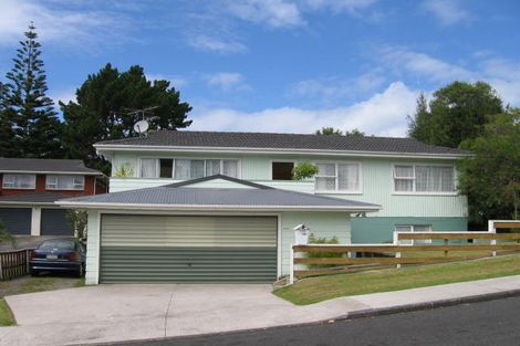 Photo of property in 4 Glenroy Place, Green Bay, Auckland, 0604
