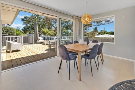 Photo of property in 17 Advene Road, Cockle Bay, Auckland, 2014