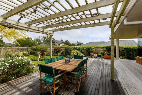 Photo of property in 18 Kinross Drive, Merrilands, New Plymouth, 4312