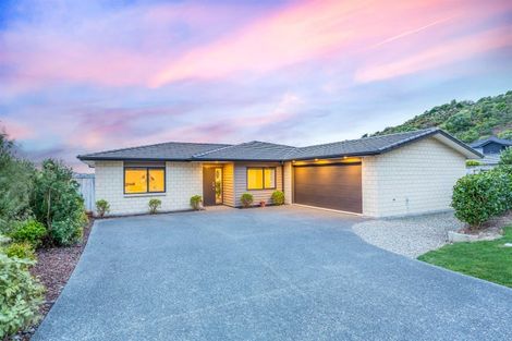 Photo of property in 9 Glenorchy Way, Aotea, Porirua, 5024