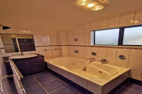 Photo of property in 46 Waimanu Bay Drive, Te Atatu Peninsula, Auckland, 0610