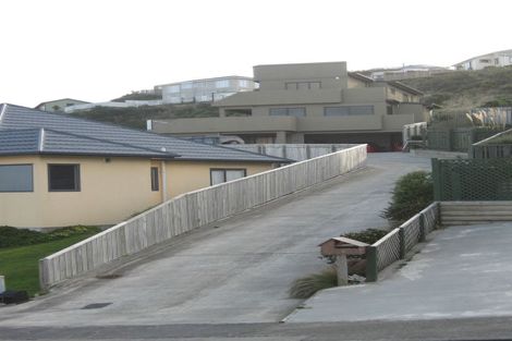 Photo of property in 61 Dress Circle, Newlands, Wellington, 6037