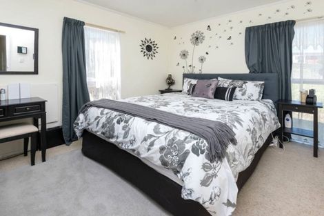 Photo of property in 11 Acland Place, Botany Downs, Auckland, 2010