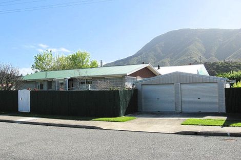 Photo of property in 17 Market Street, Picton, 7220