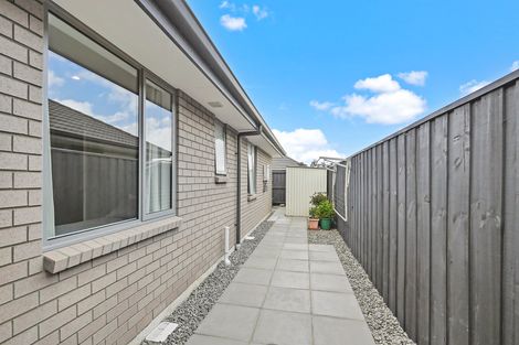 Photo of property in 28 Shillingford Boulevard, Rolleston, 7615