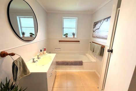 Photo of property in 25 Mokau Place, Terrace End, Palmerston North, 4410