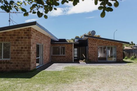 Photo of property in 102 Weggery Drive, Waikanae Beach, Waikanae, 5036