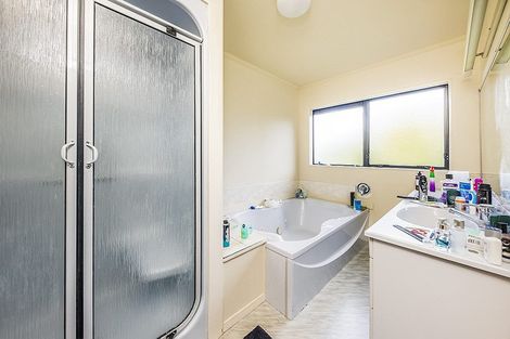 Photo of property in 28 Ronald Macken Place, Windsor Park, Auckland, 0632