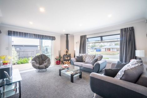 Photo of property in 3 Freedom Drive, Kelvin Grove, Palmerston North, 4414