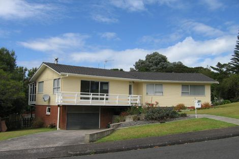 Photo of property in 2 Glenroy Place, Green Bay, Auckland, 0604