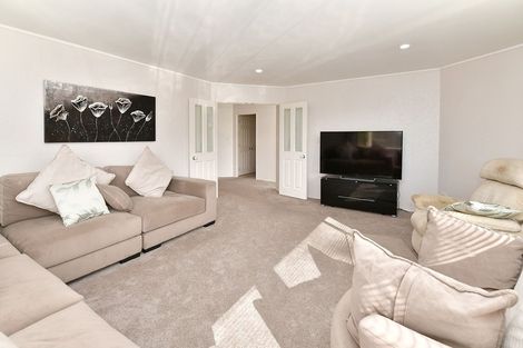 Photo of property in 113 Lakeside Drive, Orewa, 0931