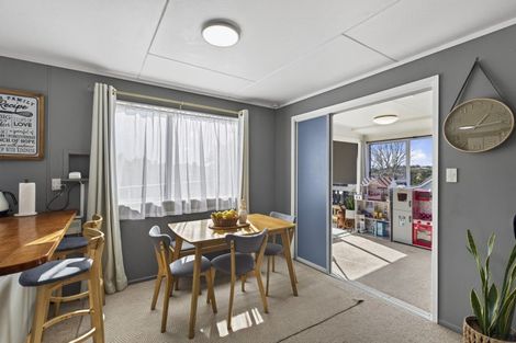 Photo of property in 35 Riversdale Drive, Merrilands, New Plymouth, 4312