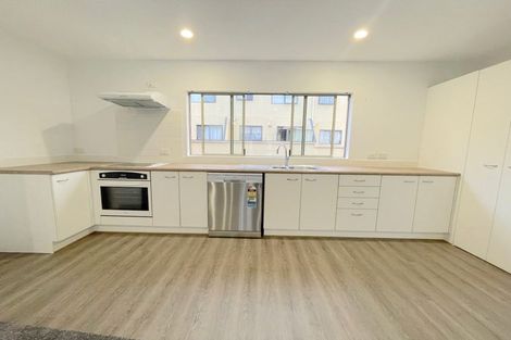 Photo of property in Lakeview Terrace, 2/14 Ambrico Place, New Lynn, Auckland, 0600