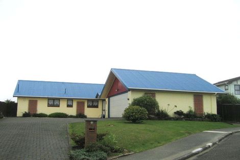 Photo of property in 9 Bayswater Place, Newlands, Wellington, 6037