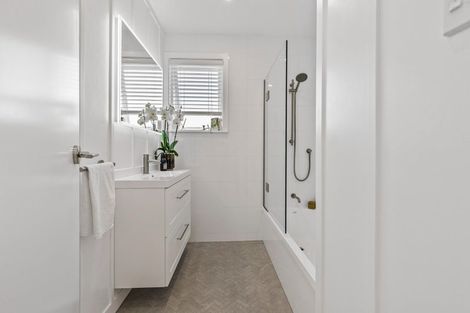 Photo of property in 121 Taikata Road, Te Atatu Peninsula, Auckland, 0610