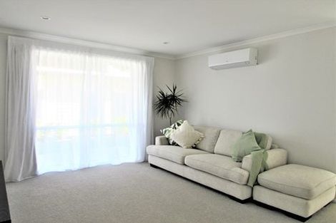 Photo of property in 10 Cromwell Point, Newlands, Wellington, 6037