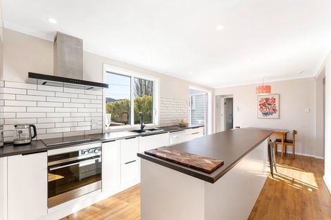 Photo of property in 32 Heretaunga Square, Silverstream, Upper Hutt, 5019