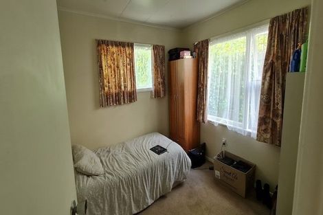 Photo of property in 72 Stewart Drive, Newlands, Wellington, 6037