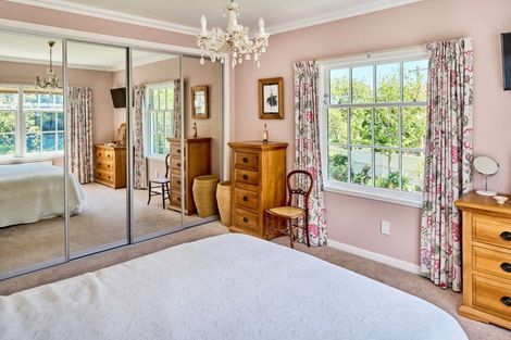 Photo of property in 100 Cheviot Road, Lowry Bay, Lower Hutt, 5013