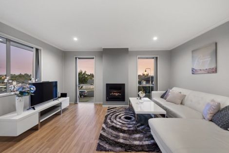 Photo of property in 80 Farnborough Drive, Grandview Heights, Hamilton, 3200