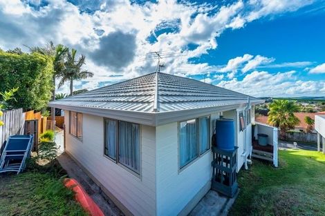 Photo of property in 13 Ballini Rise, West Harbour, Auckland, 0618