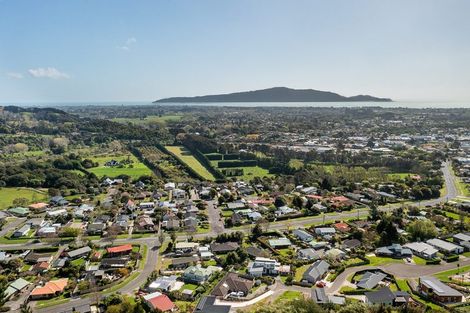 Photo of property in 11a Poneke Drive, Waikanae, 5036
