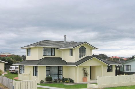 Photo of property in 3 Trafalgar Street, Foxton Beach, Foxton, 4815