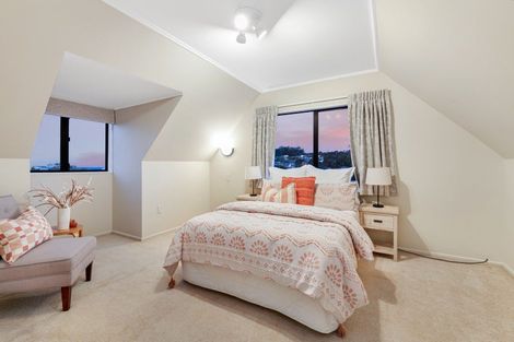 Photo of property in 15 Higham Ferrers Place, Red Beach, 0932