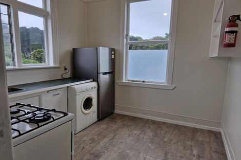 Photo of property in 16 Glendavar Street, Berhampore, Wellington, 6023