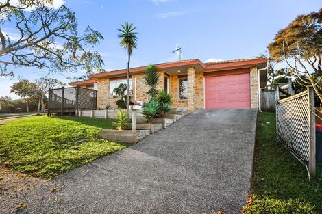 Photo of property in 28 Ginders Drive, Massey, Auckland, 0614