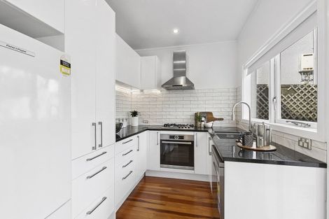 Photo of property in 142 The Ridgeway, Mornington, Wellington, 6021