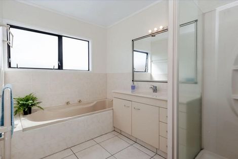 Photo of property in 20b Kallaroo Place, Botany Downs, Auckland, 2010