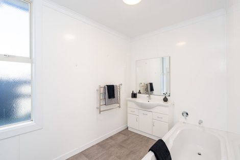 Photo of property in 24 Park Street, Winton, 9720