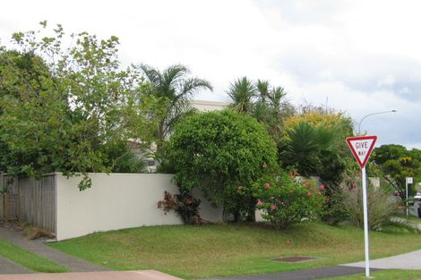 Photo of property in 1 Renoir Street, West Harbour, Auckland, 0618