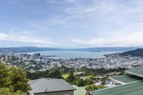 Photo of property in 30 Apuka Street, Brooklyn, Wellington, 6021