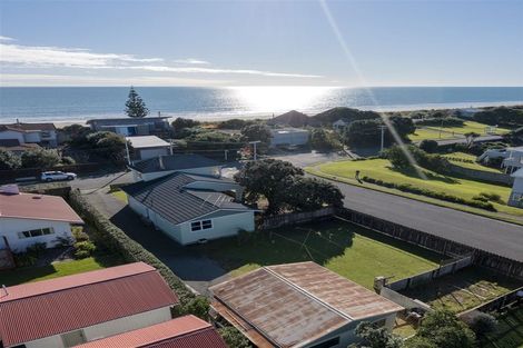 Photo of property in 98 Field Way, Waikanae Beach, Waikanae, 5036